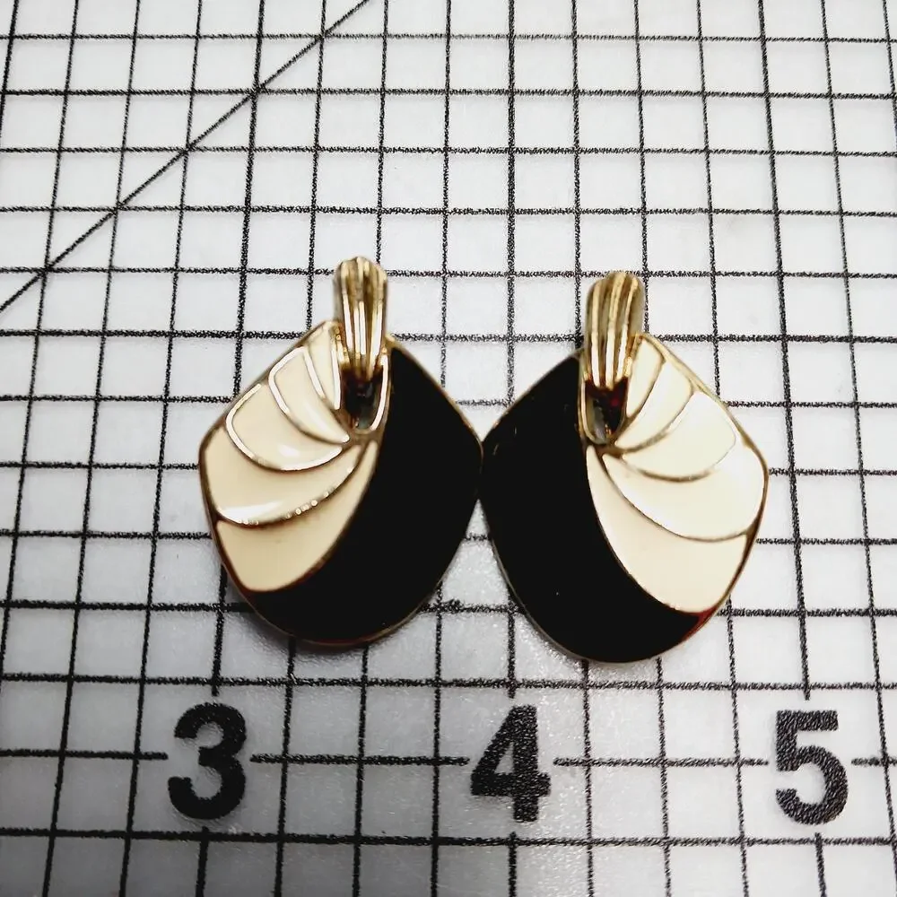 Earrings Clip VTG Trifari Black Cream Enamel Gold Tone Art Deco Fan Shell 80s 90
